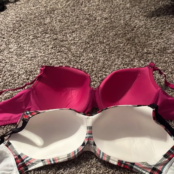 Torrid curve bras. The white plaid on a non wire and the other one is underwire - Picture 4 of 6